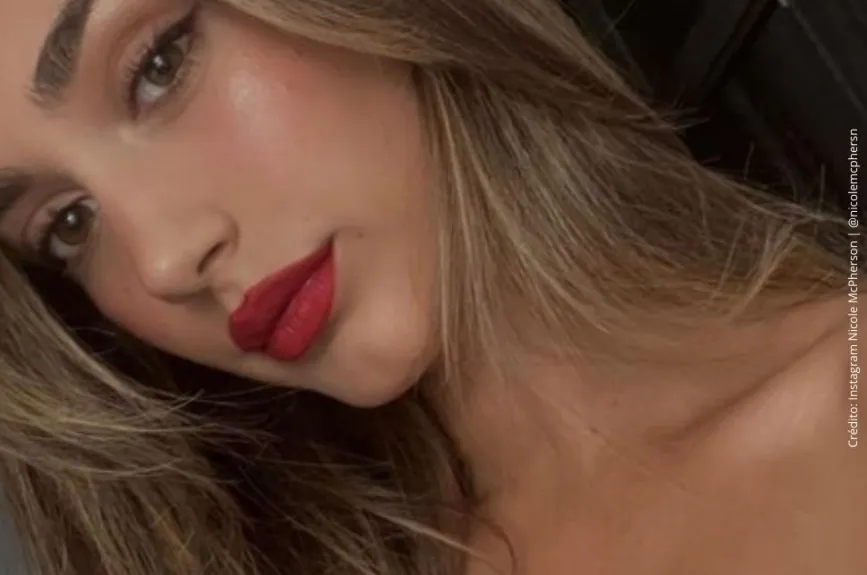 Nicole McPherson con labios rojos..jpg