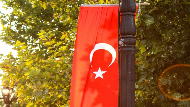 Murió político turco tras derrumbe de un balcón en Turquía