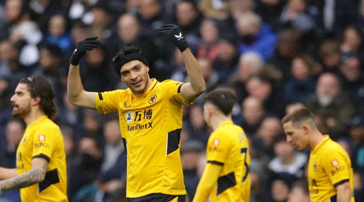 Raúl Jiménez ante el Tottenham