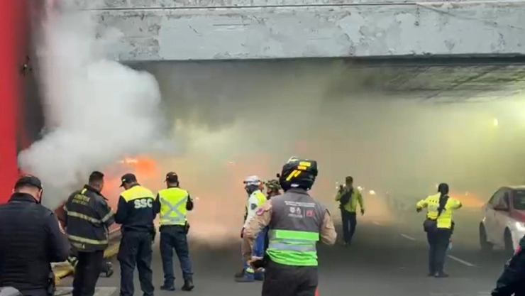 Se registra un incendio en el bajo puente de Viaducto en CDMX.