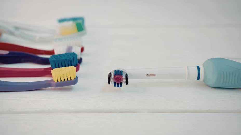 Qué es mejor, el cepillo dental tradicional o el cepillo eléctrico.