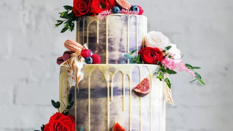 49 ideas de pastel de bodas que puedes tomar como inspiración: desde sencillos hasta muy elaborados.