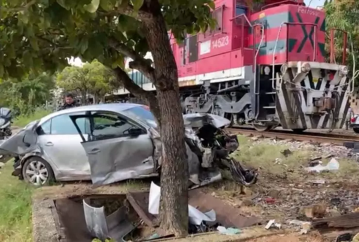 Tren impacta un auto en Minatitlán