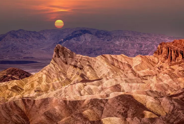 un hermoso atardecer en el Death Valley National Park