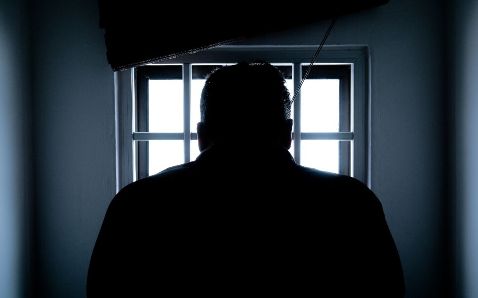 juez hombre prision error