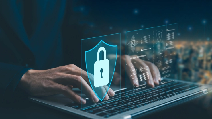 Una persona coloca contraseñas en su computadora