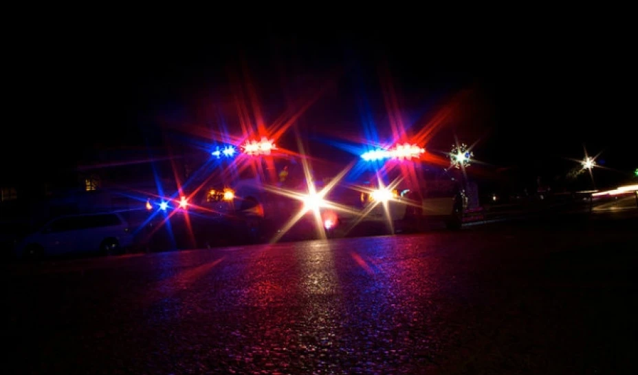 Un policía persigue un vehículo tipo Atos rojo que pasa 3 semáforos en rojo a una velocidad de 140 kilómetros por hora