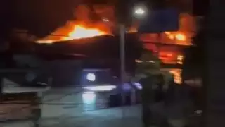 Así se vio el fuerte incendio que calcinó supermercado en Amalucan hoy 28 de noviembre de 2024