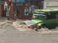 Este auto detuvo su camino gracias a un microbús