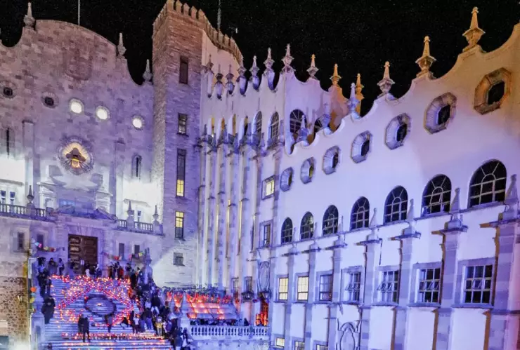 La fachada de la catedral principal en la Feria Patronal de Guanajuato