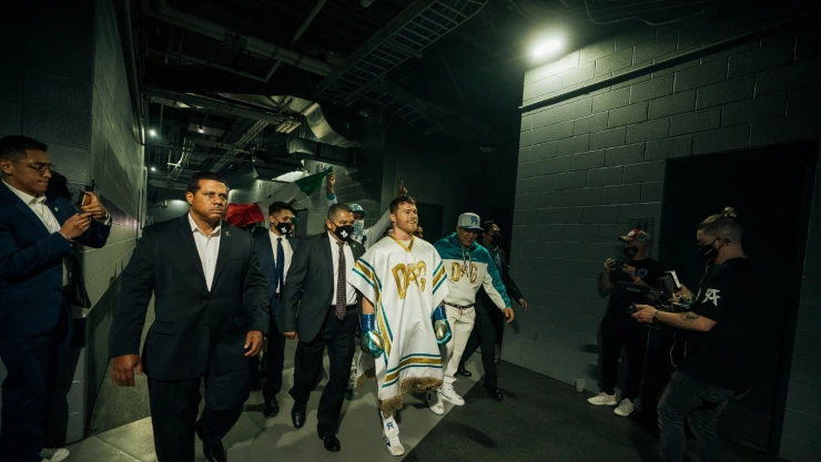 ¡Orgullo tapatío! Peso Pluma acompañaría a Canelo Álvarez en su pelea ante Jaime Munguía