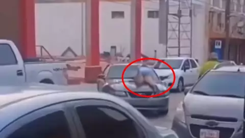 mujer se lanza de auto en movimiento.