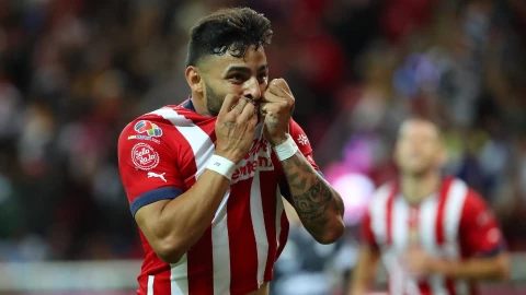Alexis Vega celebra un gol con Chivas