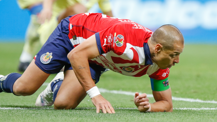 Chicharito Hernández sufre esguince en el tobillo y causa baja en Chivas