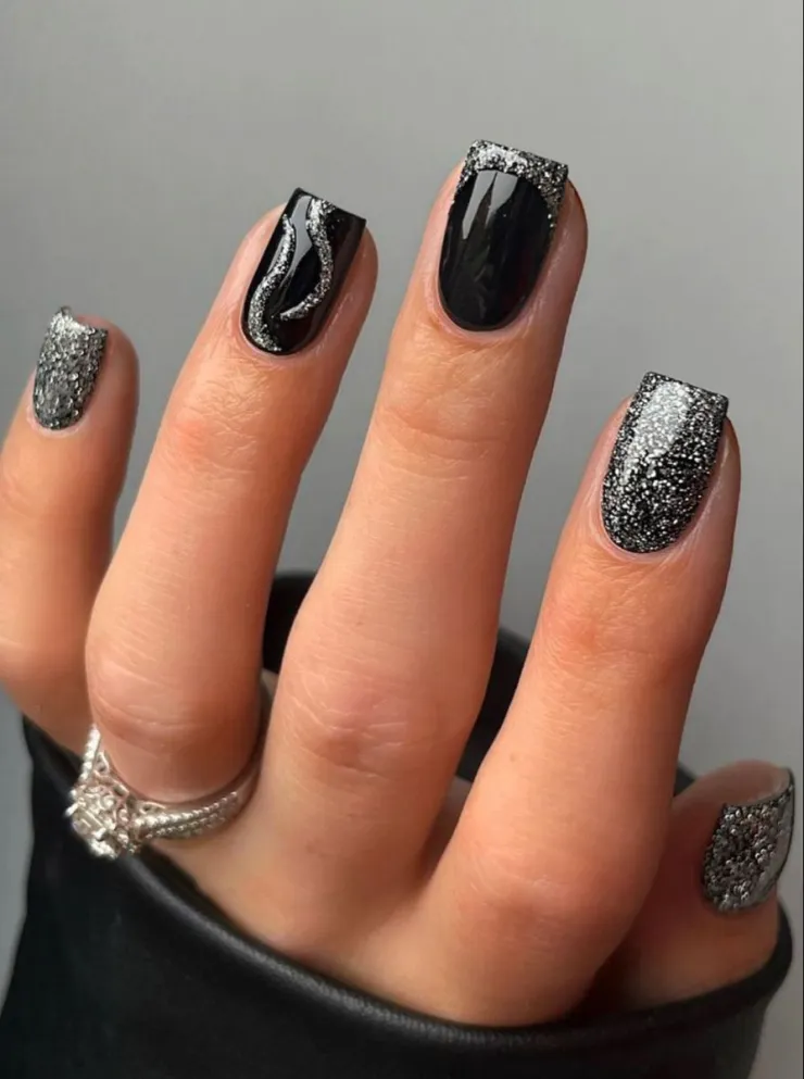 11 diseños de uñas negras con brillos para usar en natación o cualquier otro deporte: duran mucho