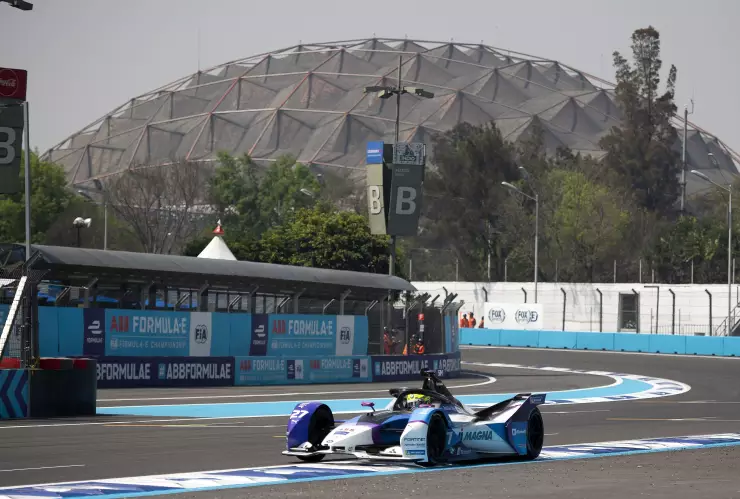 El Neozelandés, Mitch Evans se mantuvo a la cabeza después de 45 minutos de carrera durante el E-Prix de la Fórmula E 2020.