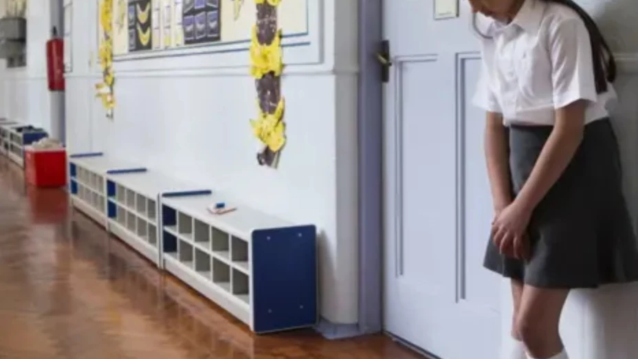 Maestra aplica SEVERO CASTIGO a alumna por llegar tarde y MUERE días después