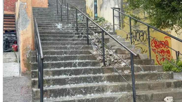 Fuga de agua parece cascada artificial en la GAM hoy 26 de diciembre