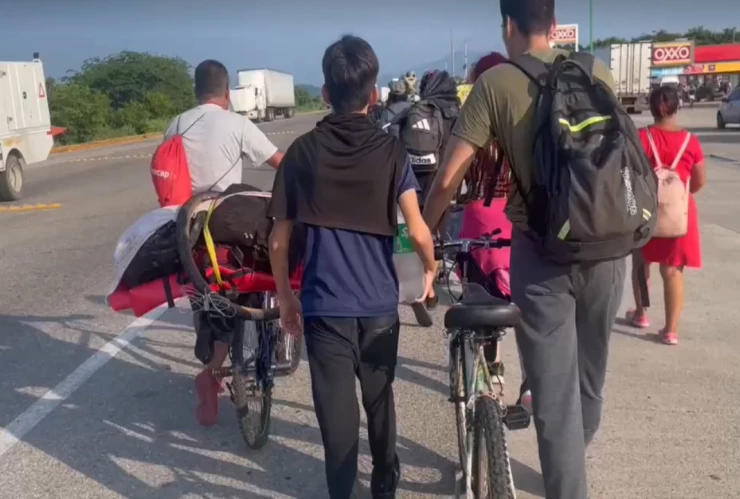En la “Caravana de Jesucristo” viajan mujeres y menores de edad en carriolas.