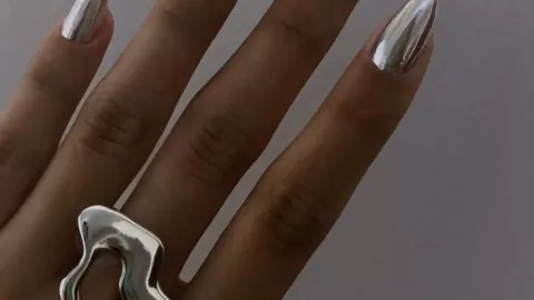 12 diseños de uñas plata que se ven elegantes en cualquier mujer: puedes usarlas para hacer deporte
