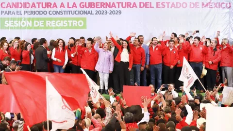 Alejandra Del Moral sobre el templete saludando a los militantes