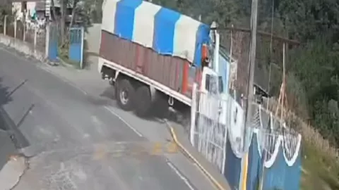 Camión se estrella contra capilla en Coscomatepec