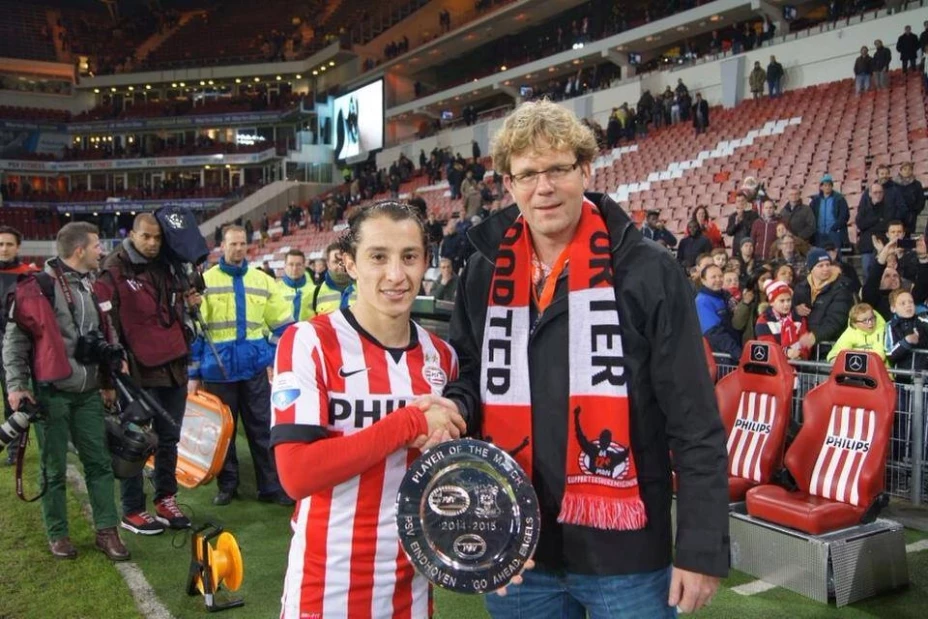 Guardado encabeza la clasificación al mejor futbolista de la temporada en la Eridivisie.