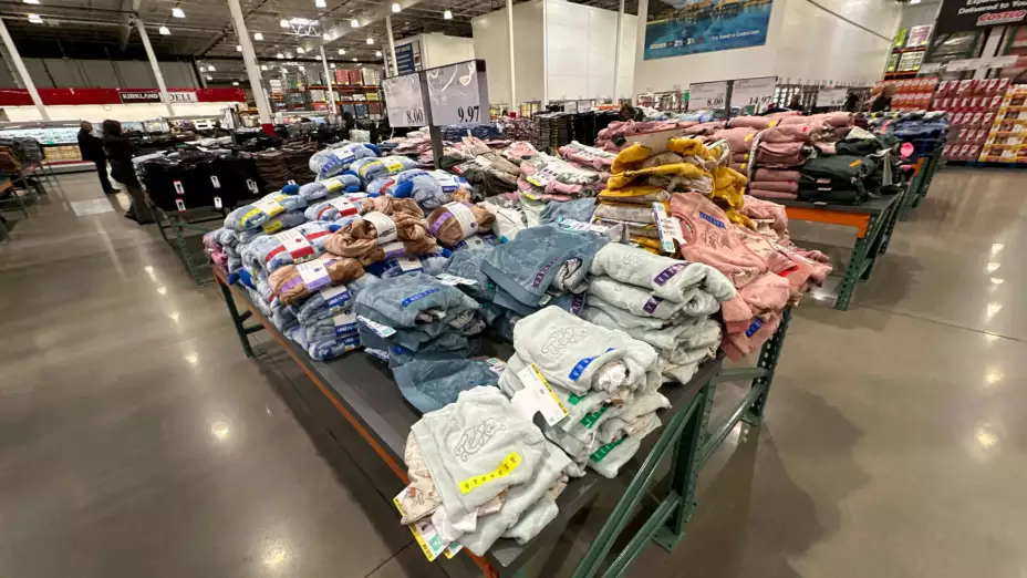 Ropa en aparadores de un Costco, en Sheridan, Colorado.