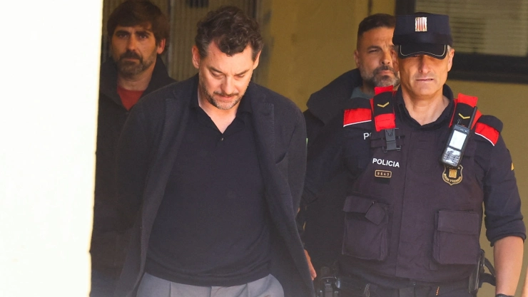 Jonathan Andic , hijo del fundador del grupo de moda Mango, Isak Andic , llega al juzgado escoltado por la policía, donde se espera que sea interrogado tras ser detenido en el marco de una investigación por la muerte de su padre, quien falleció al caer por un acantilado cerca de Barcelona en diciembre de 2024. La fotografía fue tomada en Martorell, España, el 19 de mayo de 2026.
