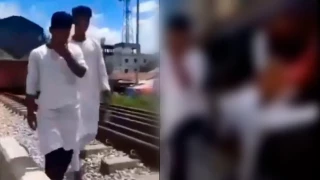 ¡Video MORTAL! Jóvenes caminaban cerca de unas vías del tren, uno es golpeado y muere