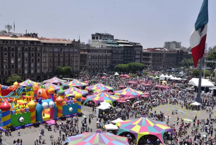 Inflables en la plancha del Zócalo de la CDMX para festejar el Día del Niño 2025.