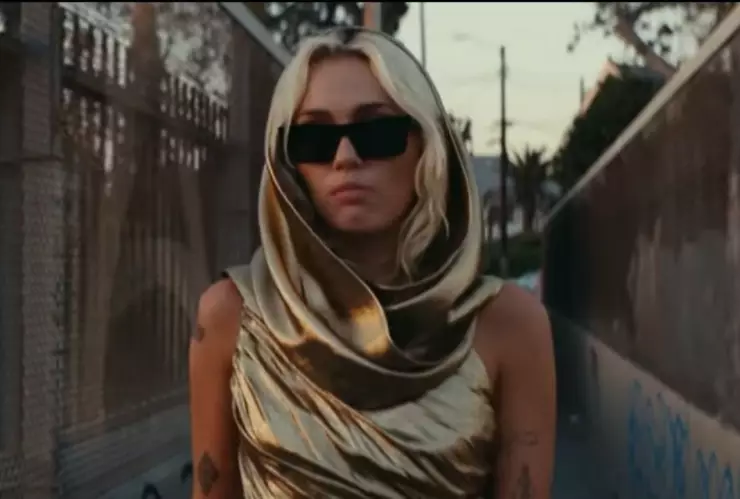 Miley Cyrus durante video de su canción Flowers