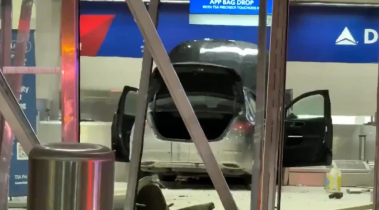 auto dentro de la terminal mcnamara del aeropuerto de detroit, estados unidos el 23 de enero de 2026