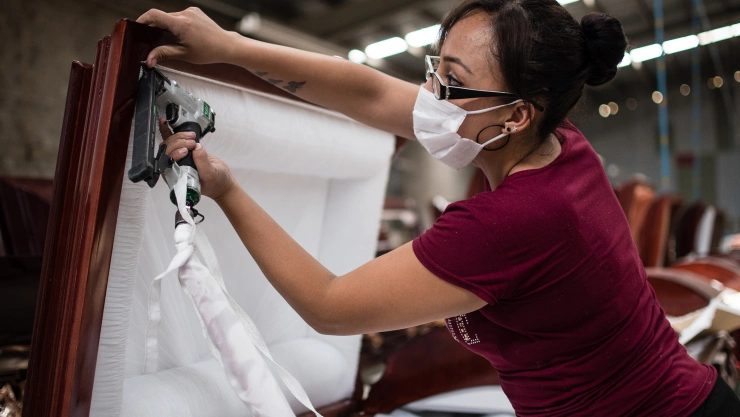 Fabrica de ataúdes sellados para COVID-19