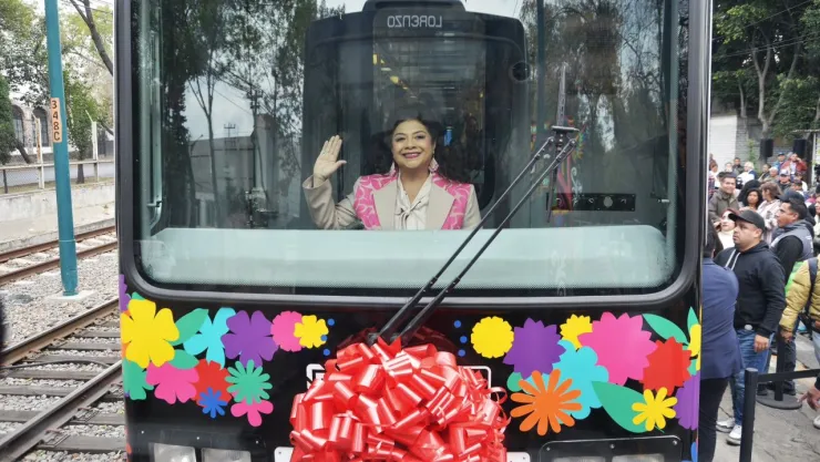 Clara Brugada, Jefa de Gobierno de la CDMX, conduciendo el trolebús.