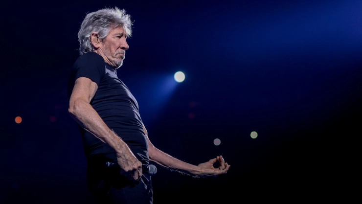 Roger Waters es investigado por usar uniforme nazi en Alemania