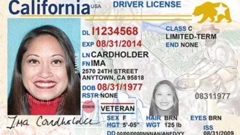 Una licencia de conducir Real ID de California.