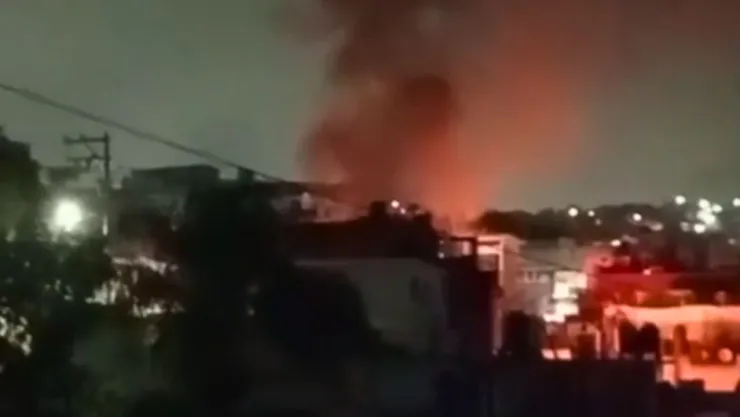 Un incendio consumió una vivienda deshabitada en la colonia Higueras de Xalapa