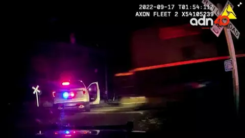 Policías de Estados Unidos dejan patrulla sobre vías del tren