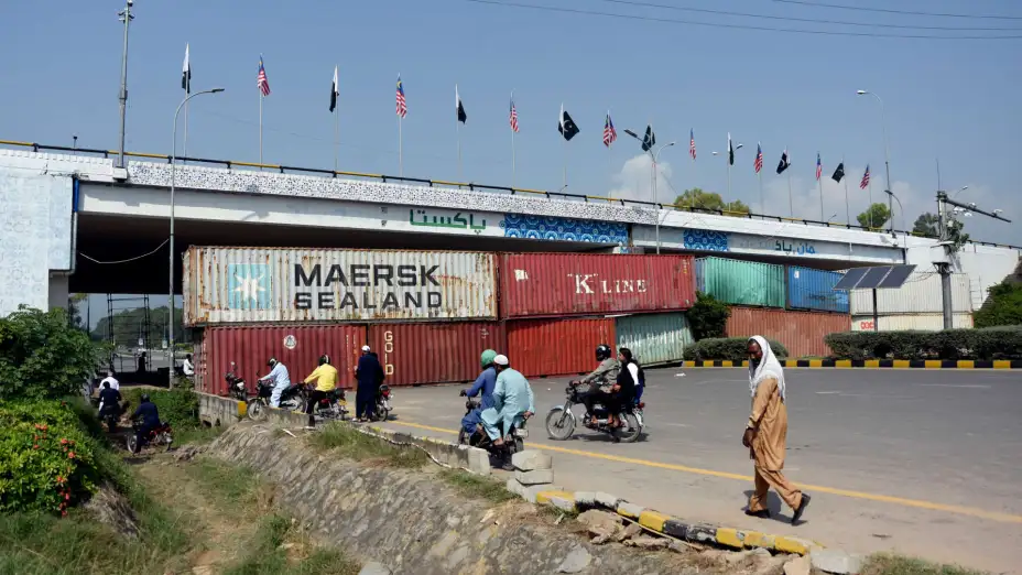 Bloqueo de carretera contra una manifestación en Pakistán