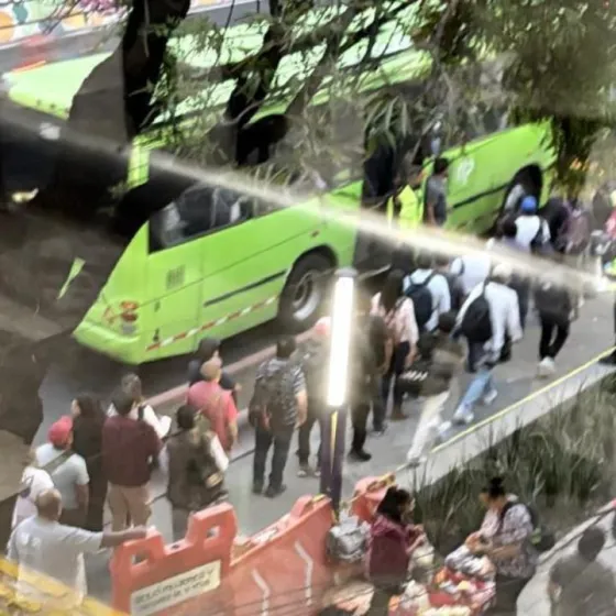 Largas filas marcan la jornada de los usuarios del Metro en la estación Xola
