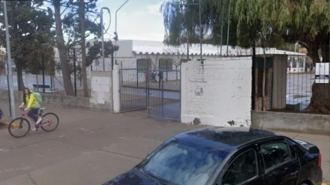 padre golpea alumno en escuela argentina.png