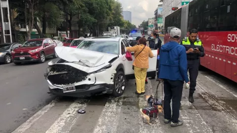 Metrobús de la CDMX choca contra una camioneta en la Roma Norte, alcaldía Cuauhtémoc