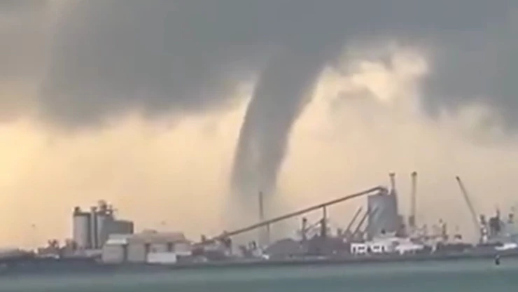 Tornado captado en los emiratos árabes.jpg