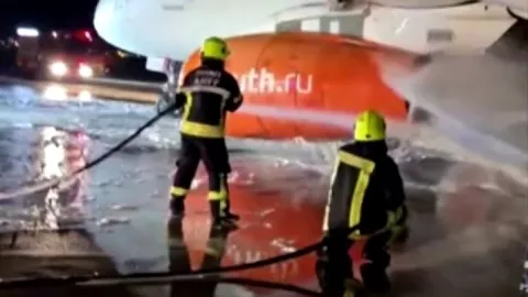 Incendio-avión-ruso-en-eropuerto-de-antalya-en-turquía-video-bomberos