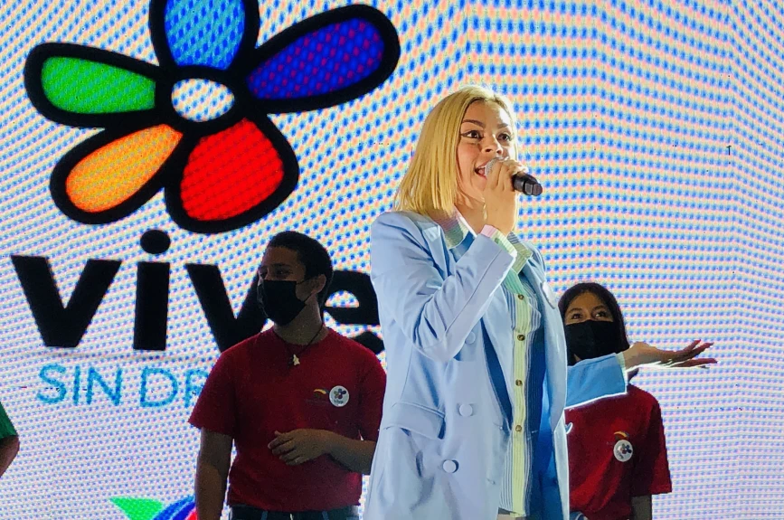 Gaby con micrófono.jpg