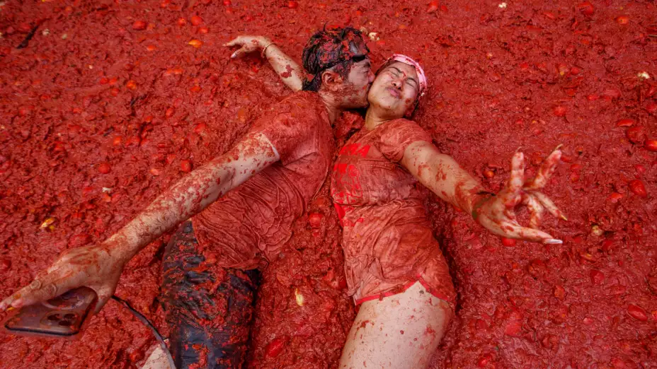 Una pareja durante la Tomatina, en Buñol, España.