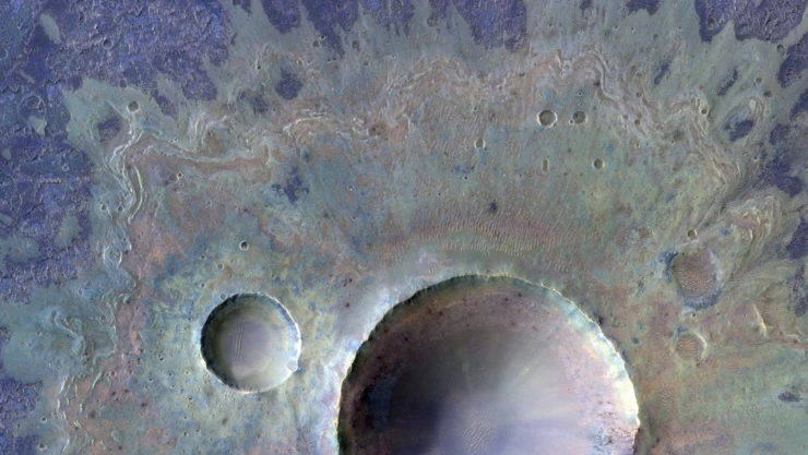 científicos-detectan-agua-congelada-en-volcanes-de-marte-video-crater
