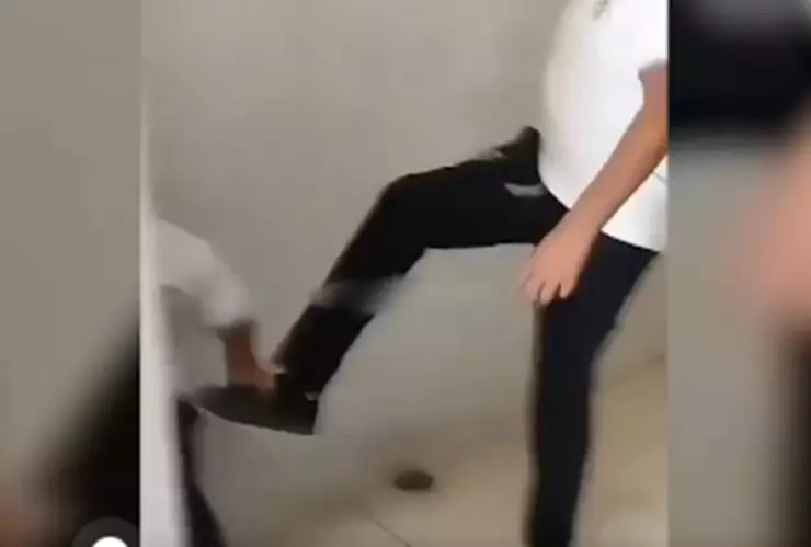 Captan BRUTAL golpiza hacia estudiante de talla baja en bachillerato