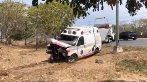FOTOS_ Ambulancia se ve involucrada en accidente de tránsito ocurrido en el periférico norte de Mérida